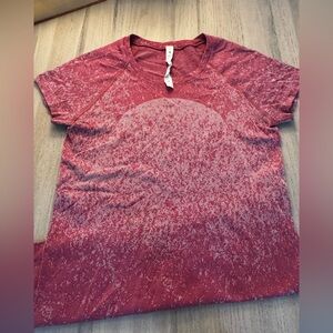 Lululemon Swiftly Tech S/S Shirt 2.0 in a Gradient Block Pomegranate/Pink Size 6